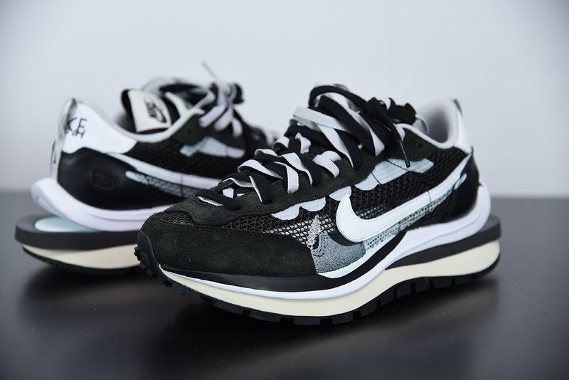 nike ldwaffle x sacai black white cv1363-001