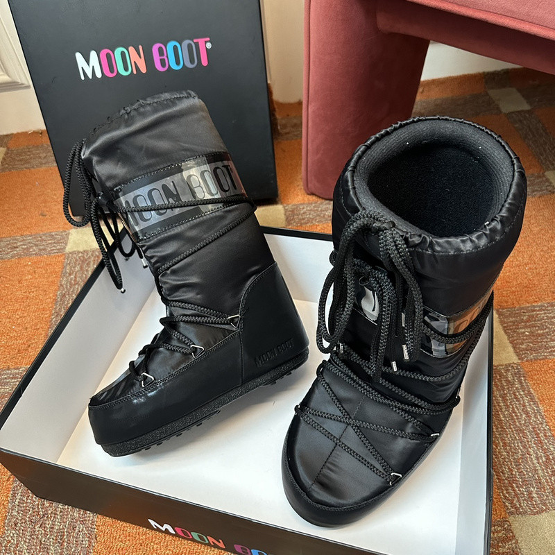 mOON bOOT
