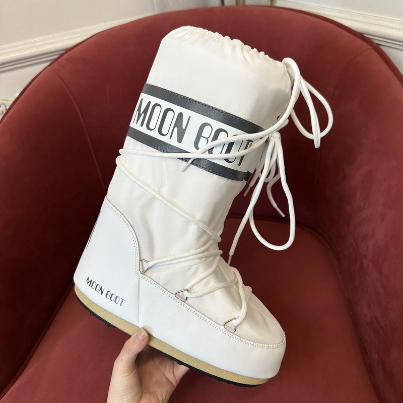 mOON bOOT