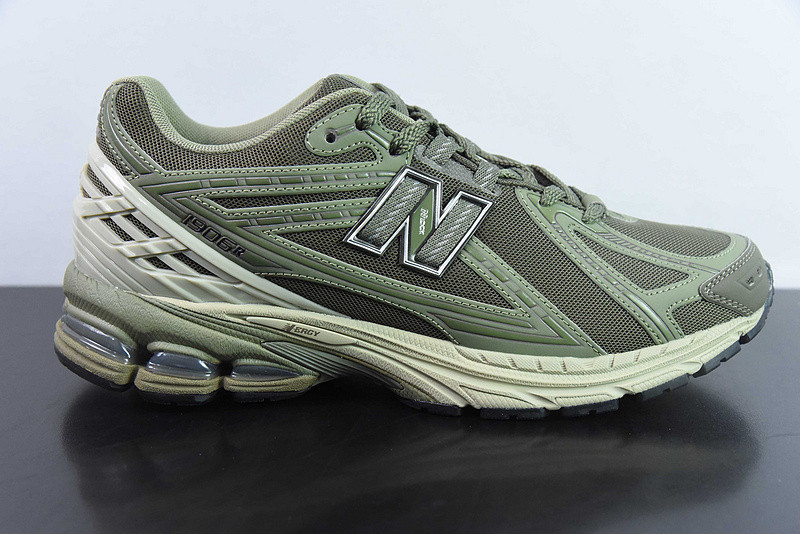 NEW BALANCE SNEAKER