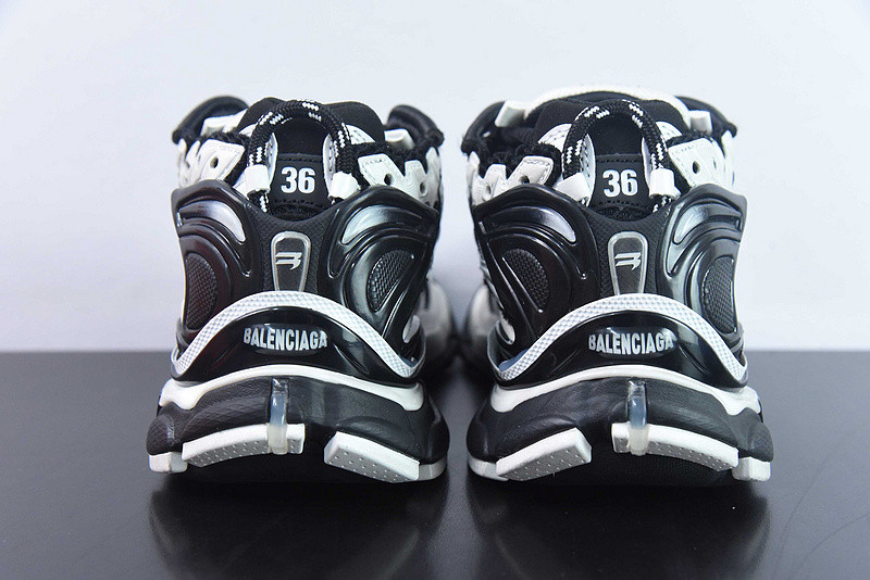 Ba*len*cia*ga runner sneaker