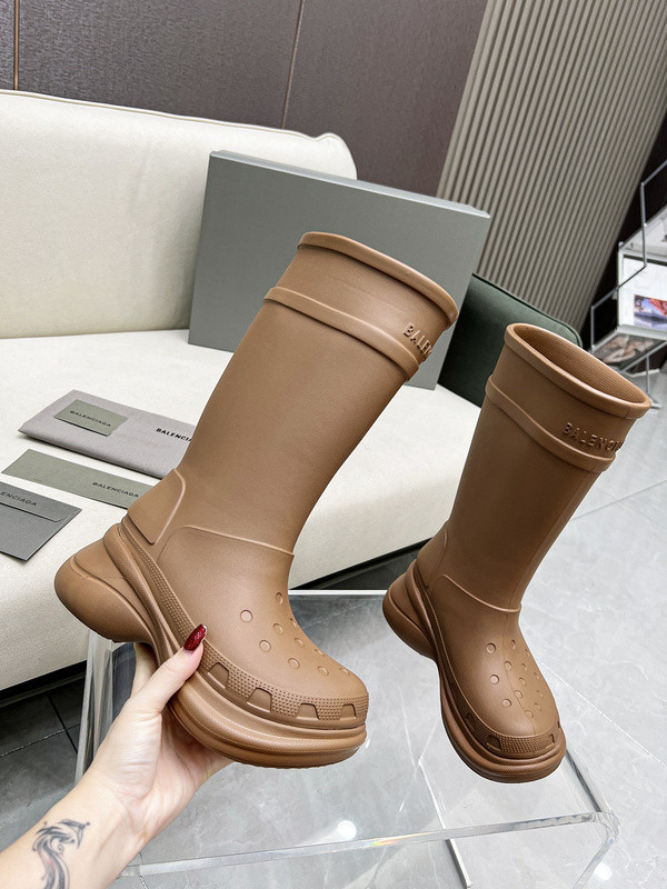 Cr*0*s™ boot in beige