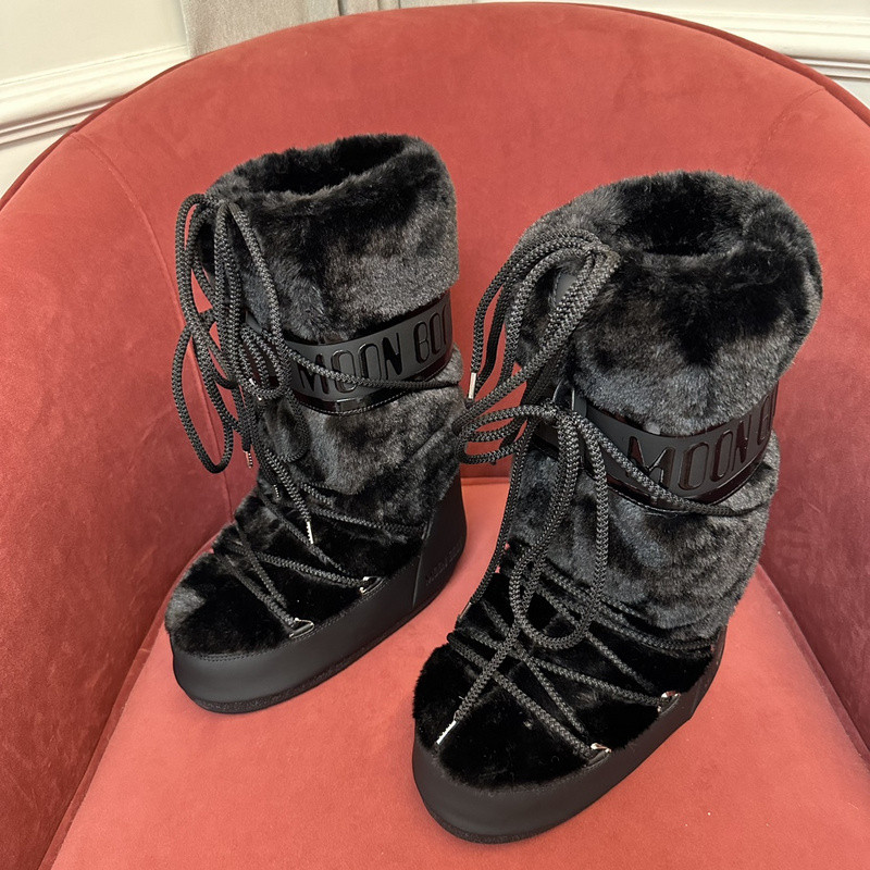 mOON bOOT